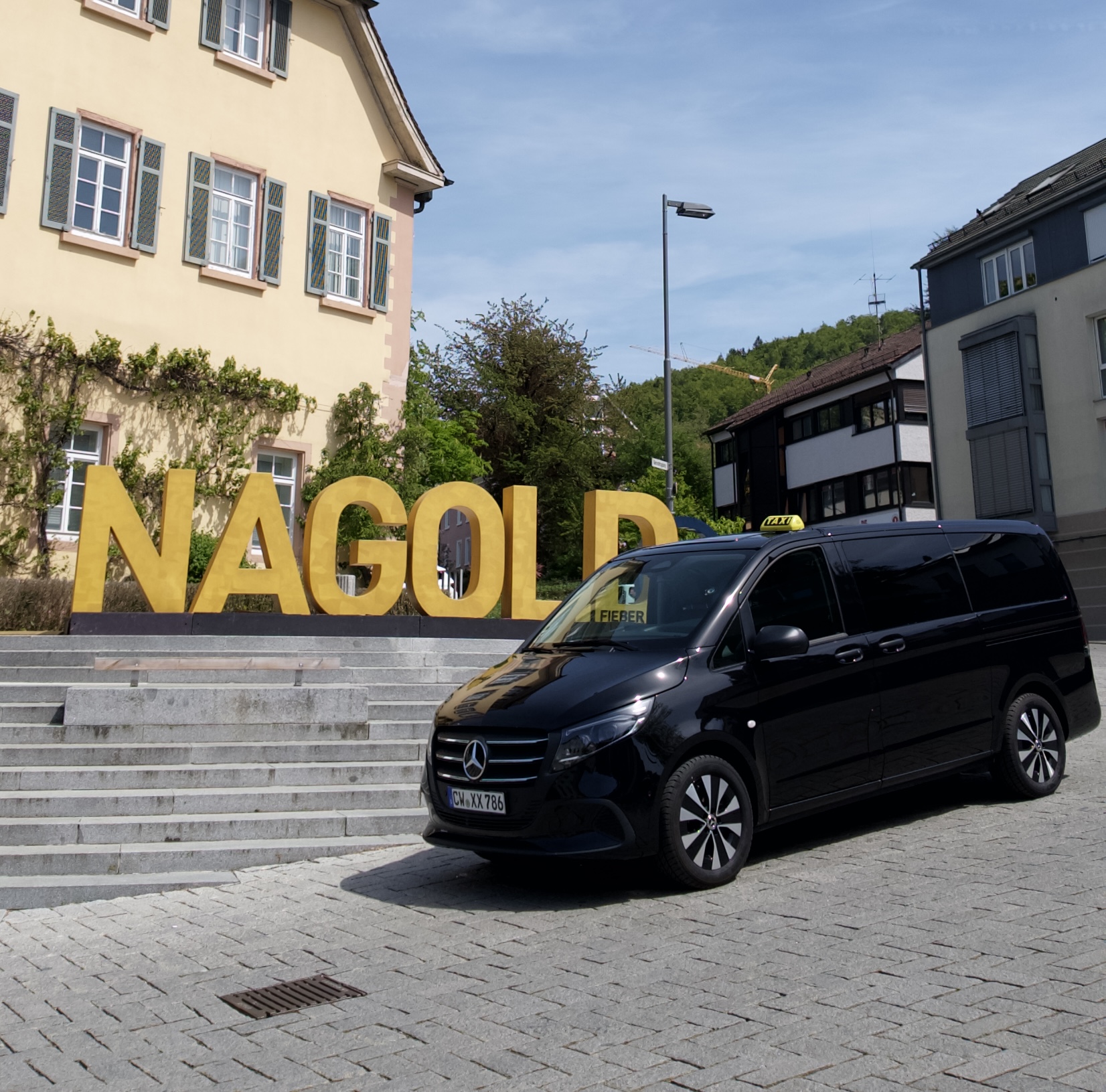 City Taxi Nagold – Mercedes-Benz V-Klasse vor dem NAGOLD-Schriftzug in der Altstadt
